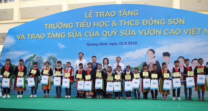 Trẻ[-]em[-]Quảng[-]Ninh[-]đón[-]nhận[-]ngôi[-]trường[-]mới[-]từ[-]Chủ[-]tịch[-]Quốc[-]hội[-]và[-]hơn[-]71[-]ngàn[-]ly[-]sữa[-]từ[-]Quỹ[-]sữa[-]Vươn[-]cao[-]Việt[-]Nam